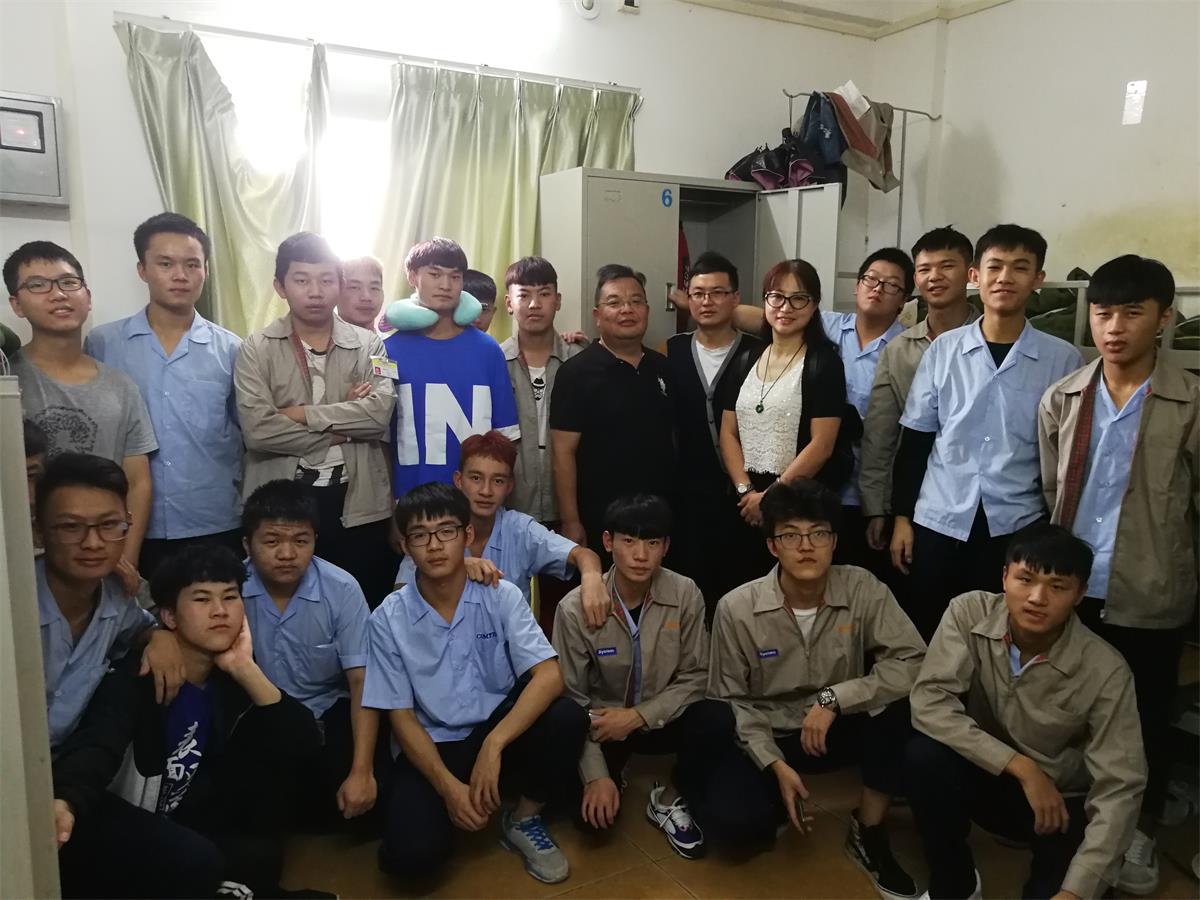 官职中组织16级班主任前往实习岗位看望实习学生